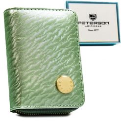 Mały portfel damski w jasnozielonym kolorze zamykany na zatrzask i suwak, wykonany ze skóry naturalnej i ekologicznej - Peterson. Zielone portfele Peterson, bez wzorów, ze skóry ekologicznej. Za 69.99 zł.