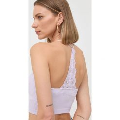 Guess top damski kolor fioletowy. Fioletowe topy Guess, l, z aplikacjami, z dzianiny, bez kołnierzyka, bez ramiączek. W wyprzedaży za 81.99 zł.