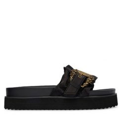 Klapki Versace Jeans Couture. Czarne klapki Versace Jeans Couture, bez wzorów, z jeansu, bez obcasa, bez zapięcia. Za 829.99 zł.