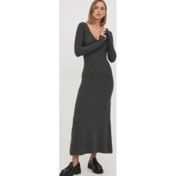 Trussardi sukienka wełniana kolor szary maxi rozkloszowana. Szare sukienki TRUSSARDI, l, bez wzorów, z dzianiny, bez kołnierzyka, bez ramiączek, maxi, rozkloszowane. Za 1,159.90 zł.