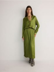 Bluzka z gniecionej tkaniny - zielony. Zielone bluzki Reserved, l, bez wzorów, z tkaniny, bez kołnierzyka, bez ramiączek. W wyprzedaży za 59.99 zł.