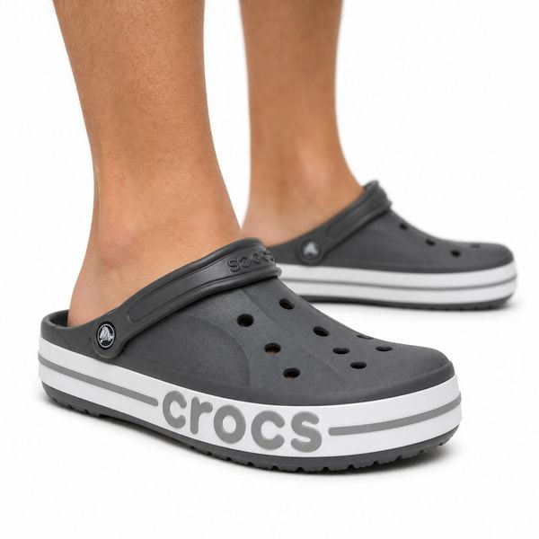 Klapki chodaki sportowe Crocs BAYABAND CLOG. Białe klapki Crocs, bez wzorów, z materiału, sportowe, bez obcasa, bez zapięcia. Za 219.00 zł.