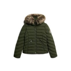 Kurtka puchowa damska z kapturem i sztucznym futrem Superdry Fuji. Zielone kurtki Superdry, na zimę, xs, z aplikacjami, z puchu, z kapturem. Za 595.45 zł.
