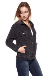 DAMSKA KURTKA JEANSOWA WRANGLER TRUCKER JACKET BACK TO BLACK W4070999S. Czarne kurtki Wrangler, s, z aplikacjami, z jeansu, klasyczne, bez kaptura. Za 189.99 zł.
