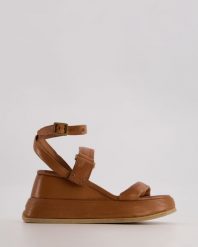 BRĄZOWE SANDAŁY B27004 CAMEL. Brązowe sandały Venezia, bez wzorów, ze skóry, bez obcasa, na koturnie, bez zapięcia. Za 639.00 zł.