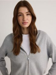 Rozpinany sweter z kapturem - jasnoszary. Szare swetry Reserved, l, bez wzorów, z wiskozy, bez ramiączek. W wyprzedaży za 89.99 zł.