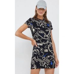 Desigual sukienka bawełniana kolor czarny mini prosta. Czarne sukienki Desigual, na co dzień, m, bez wzorów, z bawełny, bez kołnierzyka, bez ramiączek, mini, proste. W wyprzedaży za 234.99 zł.