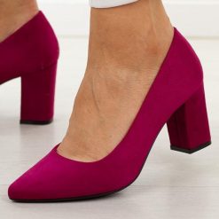 Fuksja czółenka damskie na słupku Sergio Leone Pb414. Czerwone czółenka Sergio Leone, na jesień, bez wzorów, z jeansu, biznesowe, bez obcasa, na obcasie, bez zapięcia. W wyprzedaży za 152.10 zł.