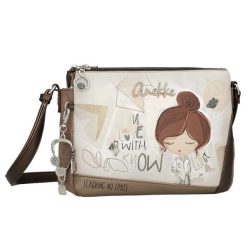 Torebka damska Anekke, na ramię z dekoracyjnym nadrukiem i metalowym logo zapinana na zamek z regulowanym paskiem oraz ozdobnym brelokiem, brązowa, 4. Brązowe listonoszki Anekke, bez wzorów, na ramię, z nadrukiem, bez dodatków. Za 369.00 zł.