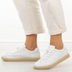 Białe skórzane półbuty damskie Sergio Leone Sp118. Białe półbuty wsuwane Sergio Leone, na lato, bez wzorów, z jeansu, eleganckie, z okrągłym noskiem, bez obcasa. Za 199.00 zł.