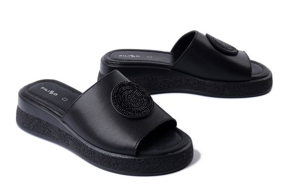 FILIPPO DK6987/25 BK czarny, klapki damskie. Czarne klapki Filippo, z aplikacjami, eleganckie, bez obcasa, na koturnie, bez zapięcia. Za 174.90 zł.