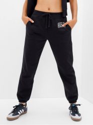 Gap Spodnie dresowe 463492-04 Czarny Regular Fit. Czarne spodnie dresowe GAP, bez wzorów, z bawełny. Za 129.99 zł.