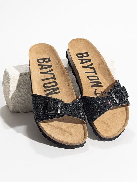 BAYTON Klapki "Zephyr" w kolorze czarnym rozmiar: 39. Czarne klapki Bayton, bez wzorów, klasyczne, z otwartym noskiem, bez obcasa, bez zapięcia. Za 179.95 zł.