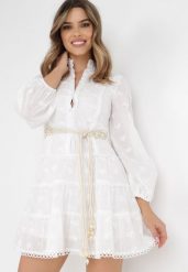 Biała Sukienka Kasilea. Białe sukienki Born2be, s, z aplikacjami, z koronki, boho, bez kołnierzyka, bez ramiączek, mini, rozkloszowane. Za 289.99 zł.