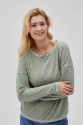 Bawełniana bluzka z długimi rękawami oliwkowa. Zielone bluzki MOODO, l, bez wzorów, z bawełny, bez kołnierzyka, bez ramiączek. Za 79.99 zł.