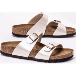 Klapki damskie białe Birkenstock Sydney BF. Białe klapki Birkenstock, bez wzorów, młodzieżowe, bez obcasa, bez zapięcia. Za 249.99 zł.