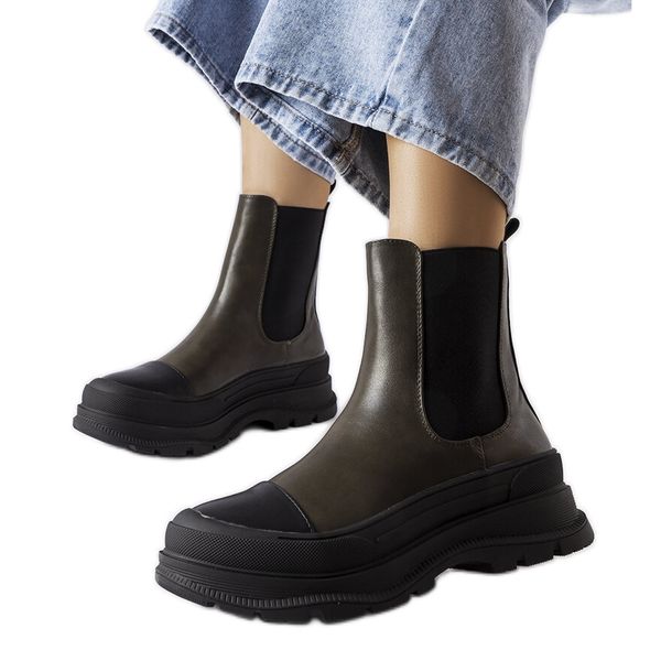 Zielone botki na platformie Bellucci. Zielone botki bez wzorów, z jeansu, eleganckie, z okrągłym noskiem, za kostkę, bez obcasa, na platformie, bez zapięcia. Za 86.08 zł.