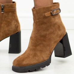 Camelowe skórzane botki damskie na słupku Vinceza 91172. Brązowe botki VINCEZA, bez wzorów, z dzianiny, eleganckie, bez obcasa, na platformie, bez zapięcia. Za 369.00 zł.