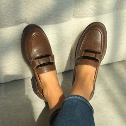 Brązowe skórzane mokasyny damskie Sergio Leone 25166. Brązowe mokasyny Sergio Leone, bez wzorów, z jeansu, z okrągłym noskiem. Za 269.00 zł.