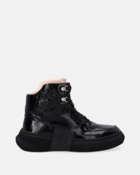 SPORTOWE BOTKI Z LAKIEROWANEJ SKÓRY 07736405LR U01BL. Botki Venezia, bez wzorów, ze skóry, sportowe, bez obcasa, bez zapięcia. Za 289.00 zł.