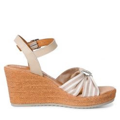 Sandały Tamaris. Brązowe sandały Tamaris, bez wzorów, bez obcasa, na koturnie, bez zapięcia. Za 219.99 zł.