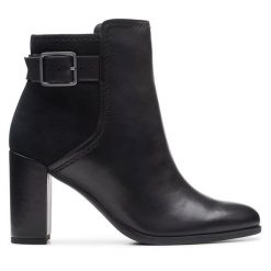 Botki Clarks. Czarne botki Clarks, bez wzorów, bez obcasa, na słupku, bez zapięcia. Za 319.99 zł.