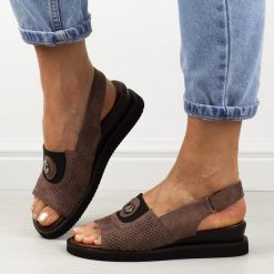 Brązowe sandały damskie na koturnie Jezzi 2267-2. Brązowe sandały Jezzi, bez wzorów, z zamszu, eleganckie, bez obcasa, na koturnie, bez zapięcia. Za 169.00 zł.