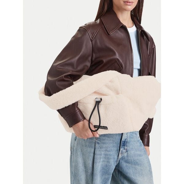 Torebka Guess Jeans. Brązowe torebki klasyczne Guess Jeans, z aplikacjami, z jeansu, klasyczne, bez dodatków. Za 279.99 zł.