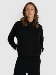 4F Bluza dresowa nierozpinana z kapturem damska - czarna L. Czarne bluzy 4f, l, bez wzorów, z dresówki, bez ramiączek, z kapturem. Za 159.99 zł.