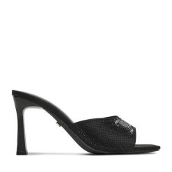 Klapki Juicy Couture. Czarne klapki Juicy Couture, bez wzorów, bez obcasa, bez zapięcia. Za 249.99 zł.