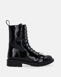 LAKIEROWANE BOTKI ZE SREBRNĄ KLAMRĄ G0441483 07 BLAC. Szare botki Venezia, bez wzorów, z lakierowanej skóry, bez obcasa, bez zapięcia. Za 449.00 zł.