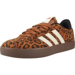 Buty ADIDAS VL COURT 3.0 Nadruk zwierzęcy. Buty trekkingowe adidas, bez wzorów, ze skóry, bez zapięcia, trekkingowe. Za 371.00 zł.