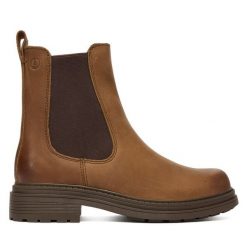 Sztyblety Clarks. Brązowe botki Clarks, bez wzorów, bez obcasa, na płaskiej podeszwie, bez zapięcia. Za 349.99 zł.