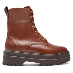 Trapery Tommy Hilfiger. Brązowe traperki Tommy Hilfiger, bez wzorów, bez obcasa, bez zapięcia. Za 799.99 zł.