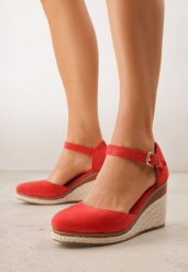 Czerwone Sandały VICESna Plecionym Koturnie Laraifa. Czerwone sandały Renee, bez wzorów, z jeansu, bez obcasa, na koturnie, bez zapięcia. Za 99.99 zł.