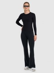 4F Legginsy z rozszerzanymi nogawkami damskie - czarne M. Czarne legginsy 4f, bez wzorów, z dzianiny, sportowe. Za 129.99 zł.