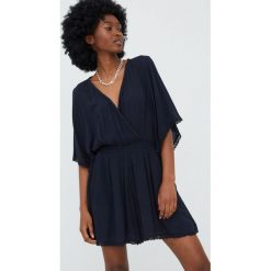 Superdry kombinezon kolor granatowy. Niebieskie kombinezony Superdry, l, bez wzorów, z tkaniny, bez kołnierzyka, bez ramiączek, krótkie. Za 369.99 zł.