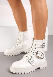 Białe Płaskie Botki Bikery w Stylu Workerów Ozdobione Nitami i Klamrami Hanelie. Białe botki Born2be, bez wzorów, z jeansu, rockowe, bez obcasa, na płaskiej podeszwie, bez zapięcia. W wyprzedaży za 134.99 zł.