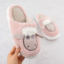 Kapcie damskie domowe futrzane z owieczkami różowe Filippo DK6683. Czerwone kapcie Filippo, bez wzorów, z futra. Za 55.99 zł.
