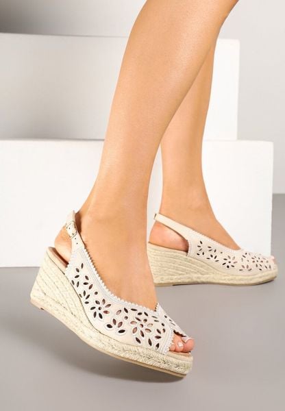 Beżowe Sandały na Plecionym Koturnie z Ażurową Cholewką z Kwiatowym Motywem Nevianelle. Brązowe sandały Born2be, w ażurowe wzory, bez obcasa, na koturnie, bez zapięcia. Za 99.99 zł.