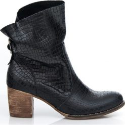 Botki na słupku - skóra naturalna - model 497 - kolor czarny krokodyl z połyskiem. Czarne botki Zapato, bez wzorów, z jeansu, biznesowe, za kostkę, bez obcasa, na obcasie, bez zapięcia. Za 409.00 zł.