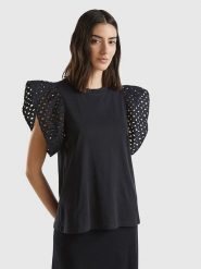 Benetton Bluzka w kolorze czarnym rozmiar: M. Czarne bluzki Benetton, m, bez wzorów, bez kołnierzyka, bez ramiączek. Za 74.11 zł.