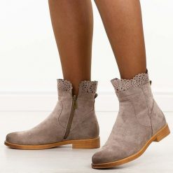 Khaki zamszowe botki damskie Potocki 12750. Brązowe botki POTOCKI, w ażurowe wzory, z dzianiny, eleganckie, z okrągłym noskiem, bez obcasa, na płaskiej podeszwie, bez zapięcia. Za 219.00 zł.