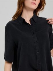 Koszula z krótkim rękawem z lyocellu - czarny. Czarne koszule Sinsay, l, bez wzorów, z lyocellu, bez kołnierzyka, bez ramiączek. Za 49.99 zł.