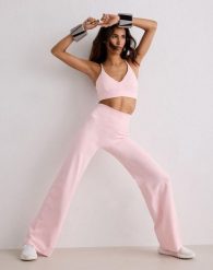 Damskie legginsy z prostą nogawką, wysoki stan, squat proof Sense różowe. Czerwone legginsy AIM'N, bez wzorów, z elastanu, eleganckie. Za 339.00 zł.