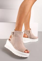 Ciemnobeżowe Ażurowe Sandały na Koturnie z Noskiem Peep Toe i Odkrytą Piętą Bhanios. Brązowe sandały Renee, w ażurowe wzory, z otwartym noskiem, bez obcasa, na koturnie, bez zapięcia. W wyprzedaży za 119.99 zł.