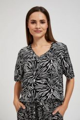 Wiskozowa koszula z wzorem czarna. Czarne koszule MOODO, l, bez wzorów, z wiskozy, bez kołnierzyka, bez ramiączek. W wyprzedaży za 49.99 zł.