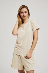 Gładka bluzka z krótkimi rękawami beżowa. Brązowe bluzki MOODO, s, bez wzorów, bez kołnierzyka, bez ramiączek. Za 34.99 zł.