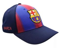 Czapka z daszkiem FC Barcelona 2025/26 - oficjalna licencjonowana. Niebieskie czapki z daszkiem FC Barcelona, bez wzorów, z materiału. Za 95.85 zł.