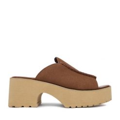 Klapki JENNY. Brązowe klapki Jenny, bez wzorów, bez obcasa, bez zapięcia. Za 139.99 zł.